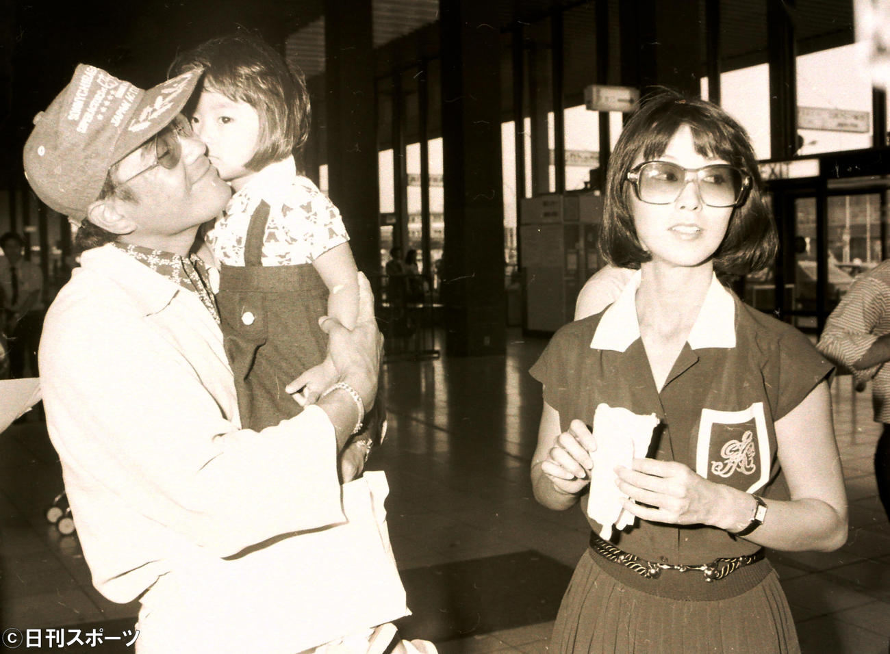 ブラジルに出発する千葉真一（左）を、娘と共に見送る野際陽子（77年9月）