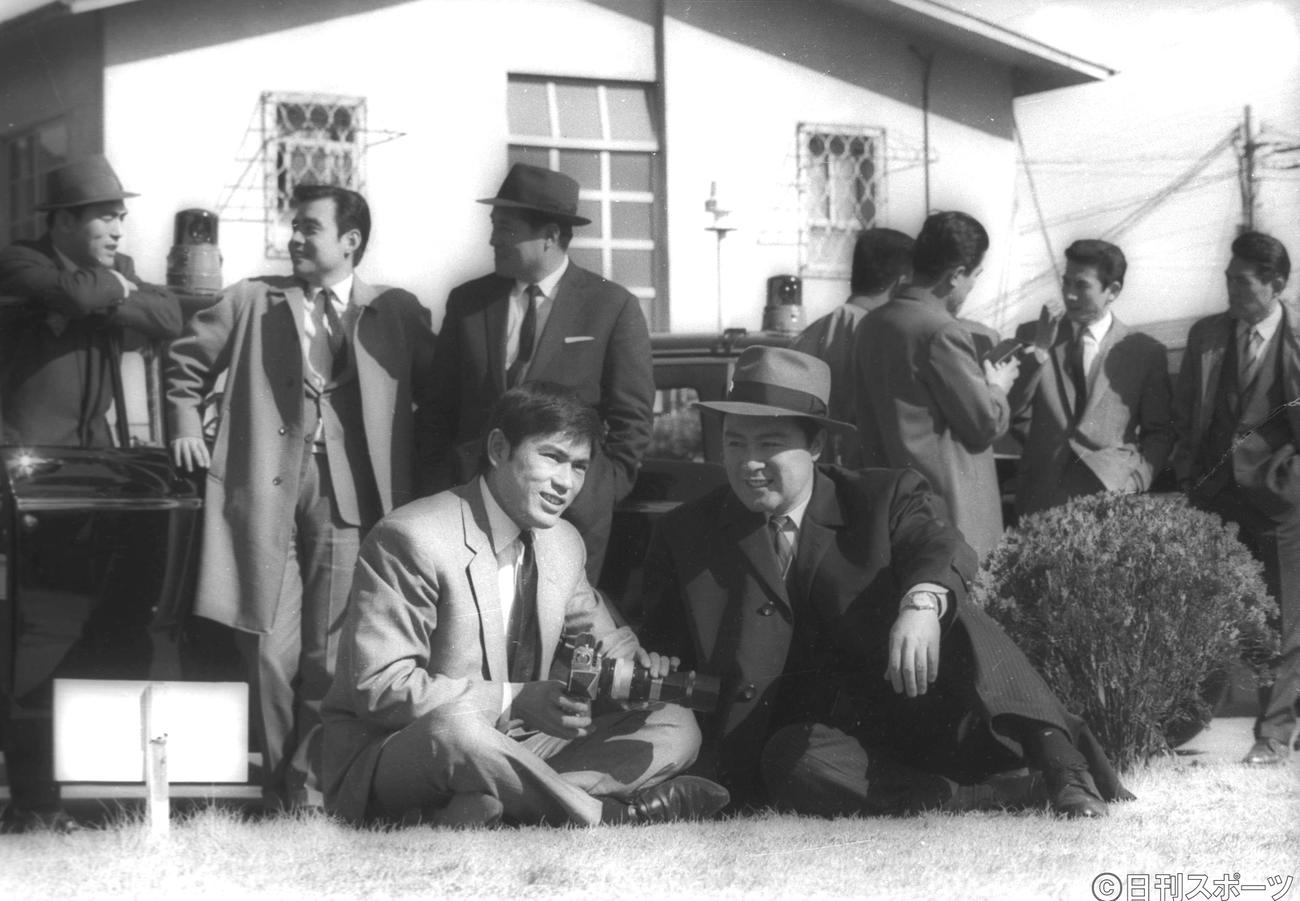 NETテレビ（現テレビ朝日）の人気番組「特別機動捜査隊」が映画化、主演の千葉真一（手前左）（63年2月）