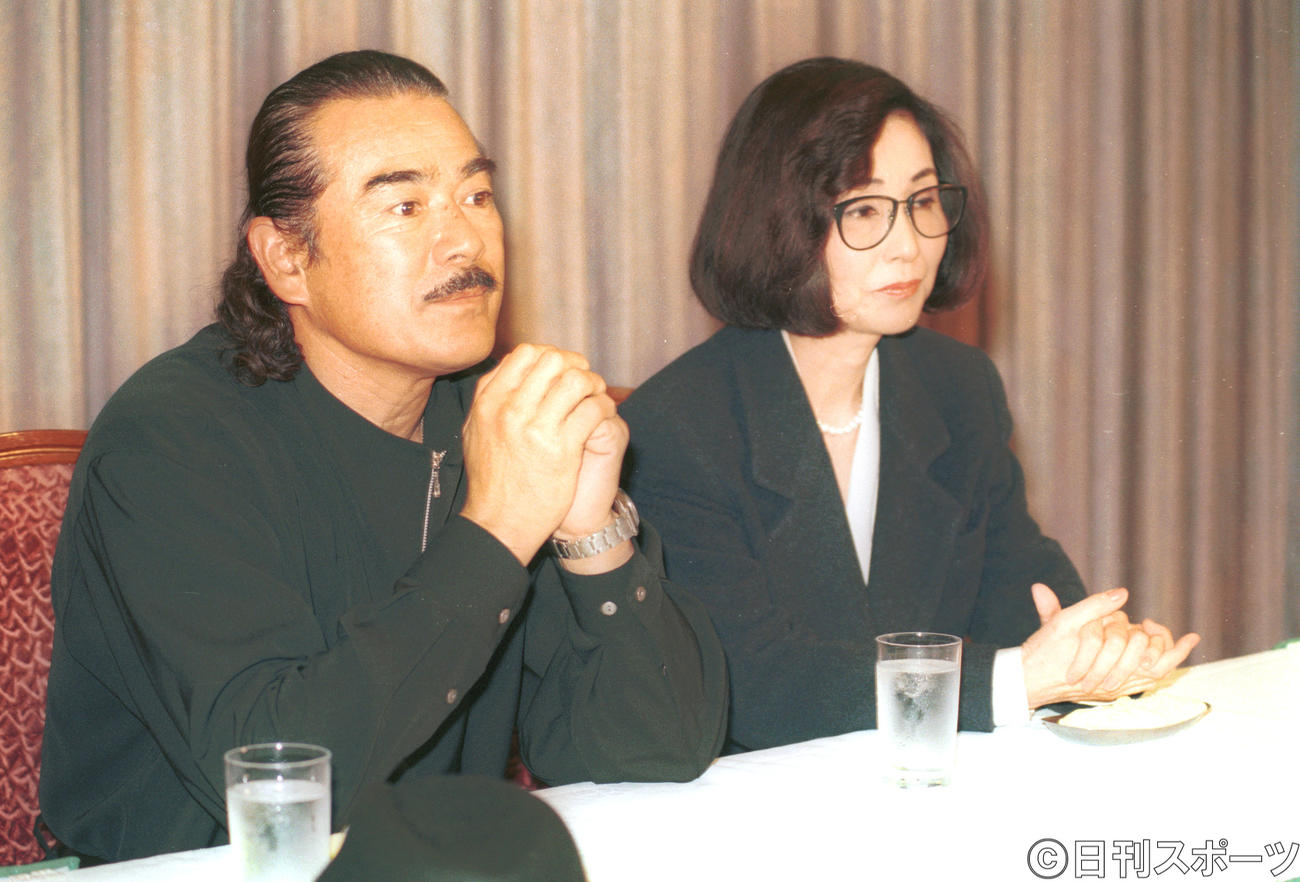 94年2月、千葉真一と離婚会見する野際陽子さん