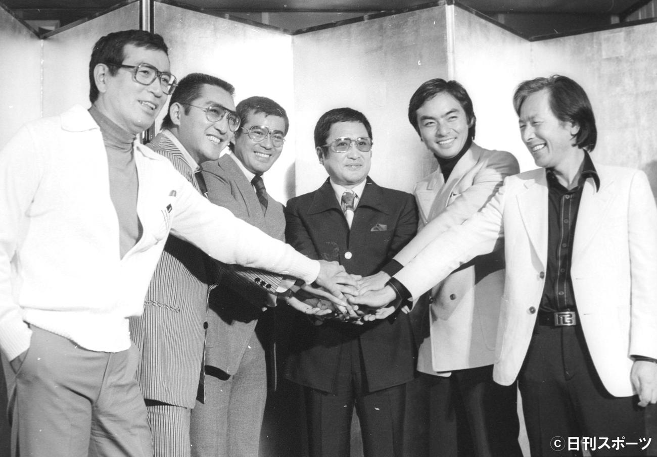 77年10月、「柳生一族の陰謀」製作発表で笑顔。左から丹波哲郎さん、松方さん、千葉真一、萬屋錦之介さん、西郷輝彦、深作欣二監督