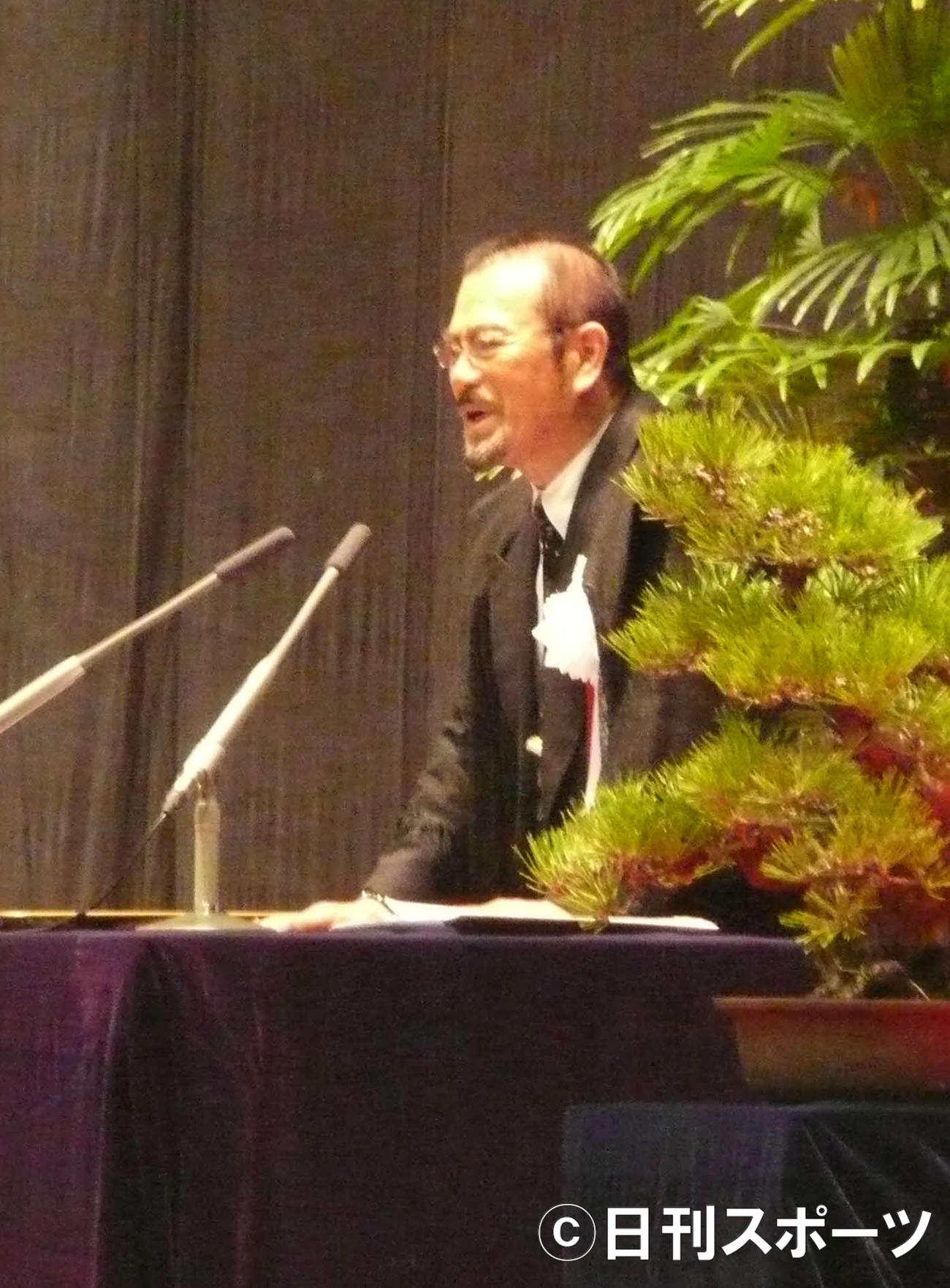 日体大の卒業式であいさつをする千葉真一さん（13年3月）