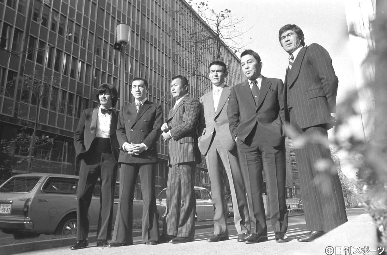 74年12月、帝劇前でポスター撮影に臨む、左から山下タダシ、松方弘樹、梅宮辰夫、菅原文太さん、安藤昇さん、千葉真一