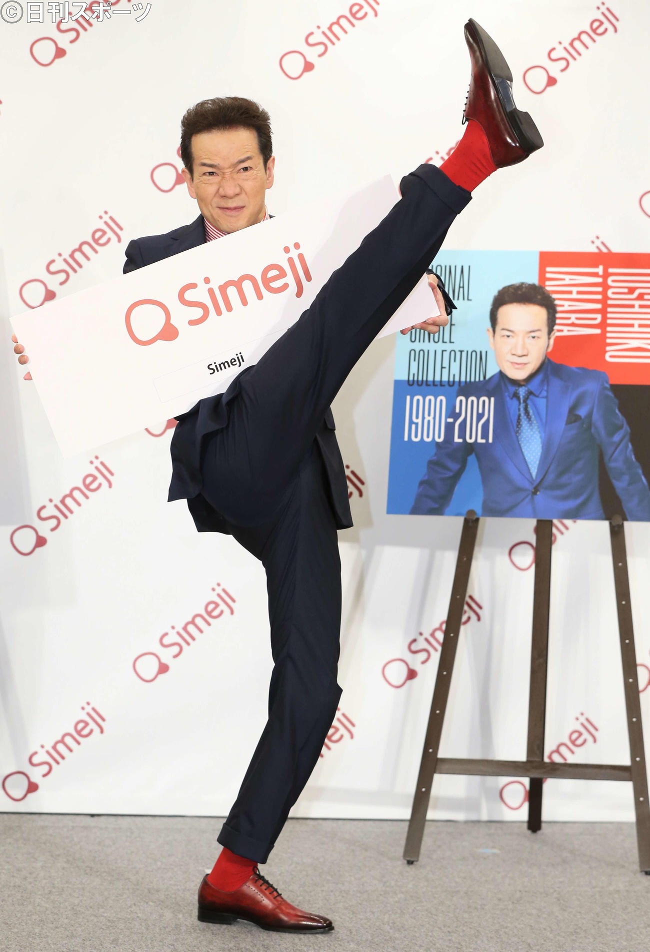 「Simeji」コラボイベントで足上げポーズを披露する田原俊彦（撮影・勝部晃多）