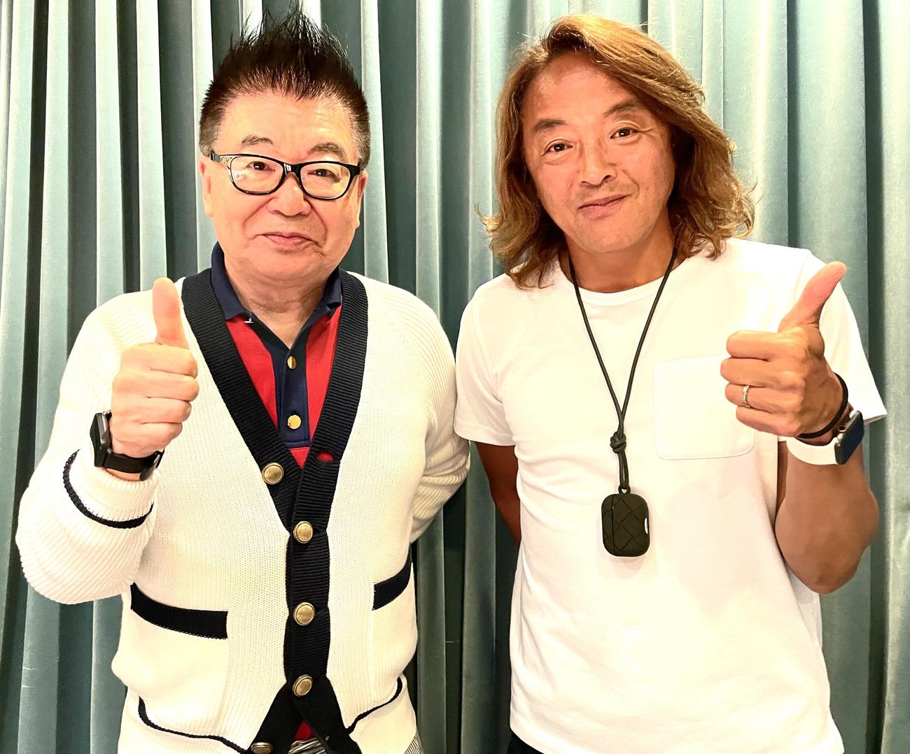 サムズアップする生島ヒロシ（左）と北澤豪氏