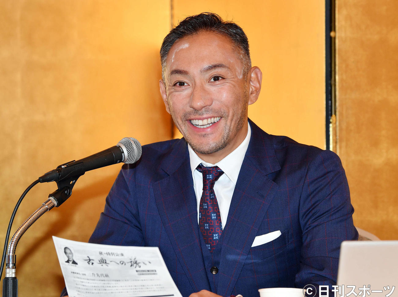 歌舞伎「三升先代萩」に出演する市川海老蔵は笑顔で報道陣の取材に応じる（撮影・滝沢徹郎）