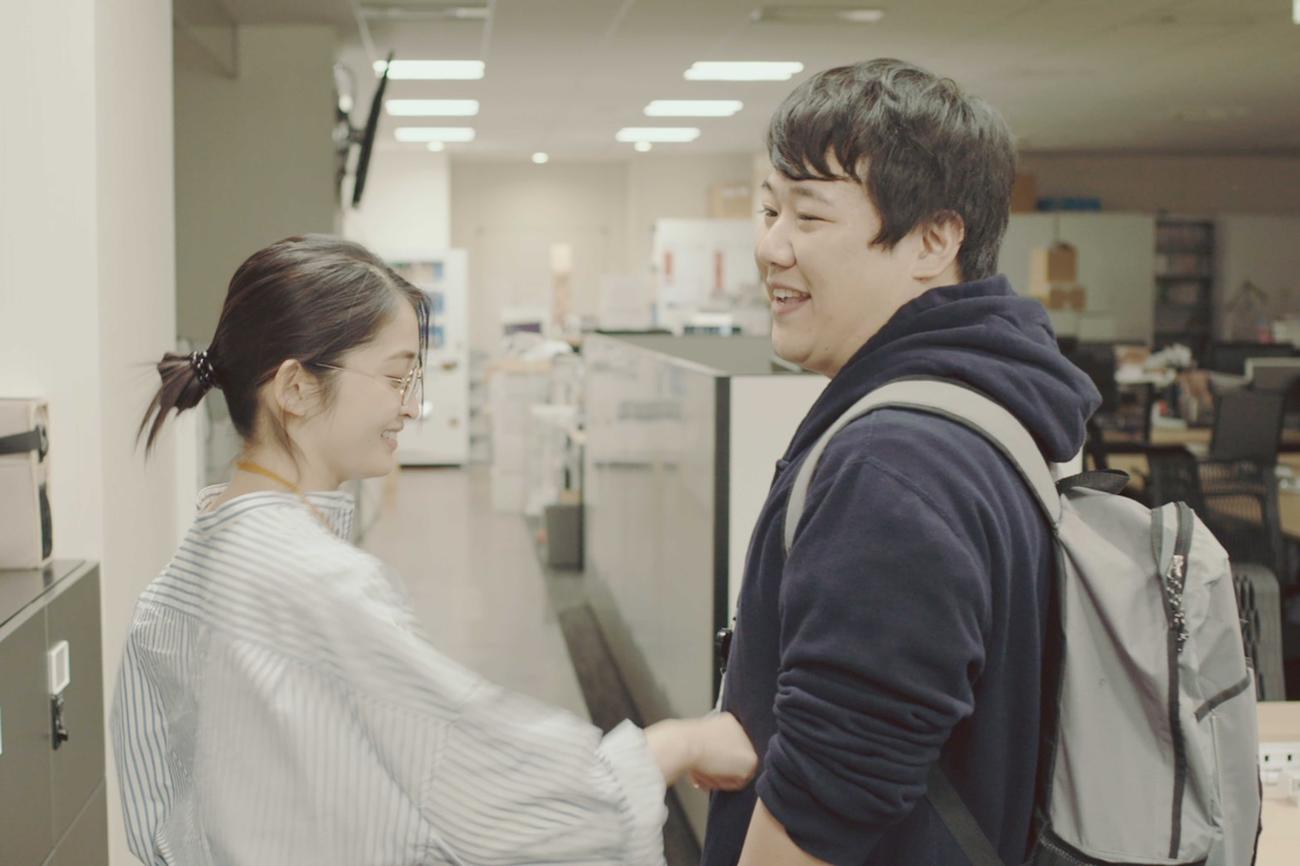MBSオムニバスドラマ「初情事まであと1時間」第5話で俳優デビューした、お笑いコンビ、ラランドのニシダ。左は岡本玲