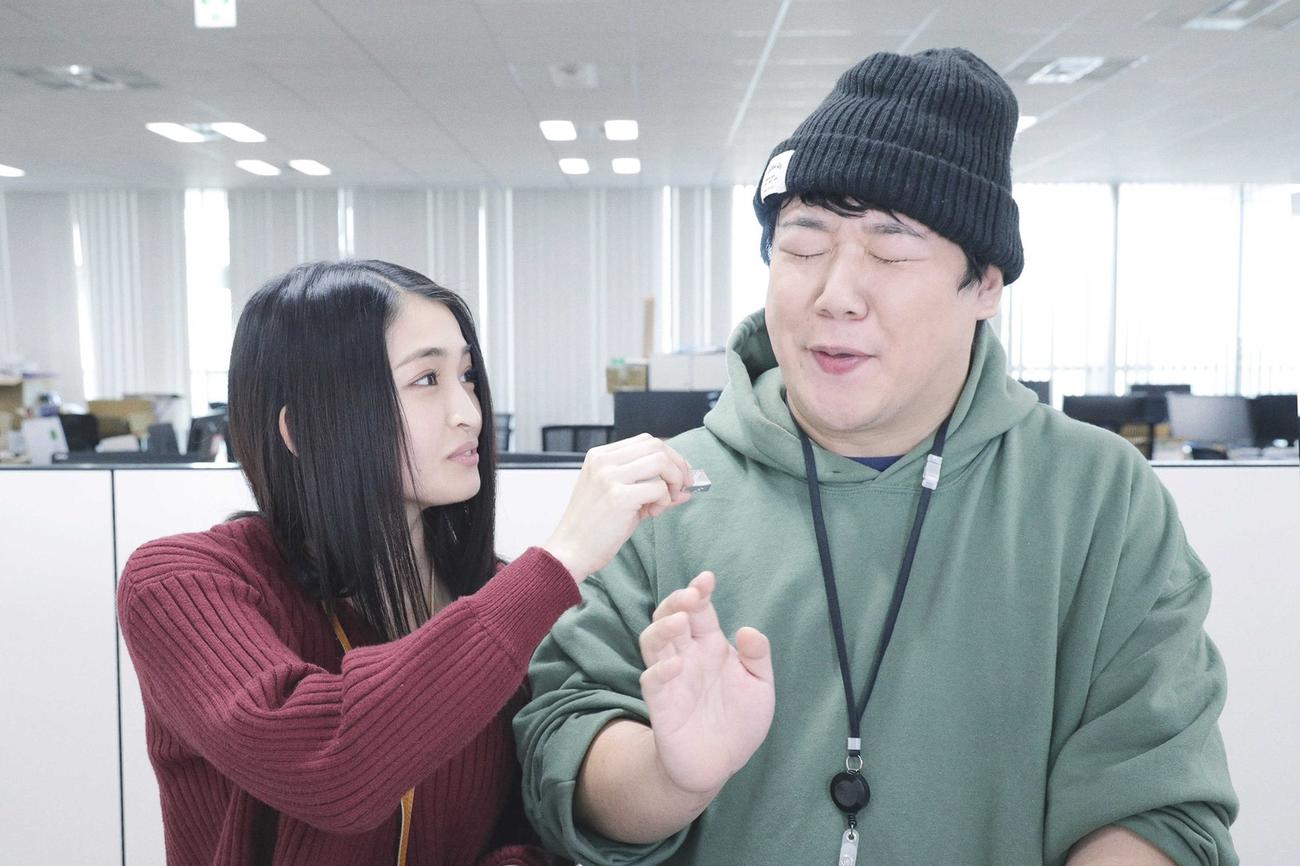 MBSオムニバスドラマ「初情事まであと1時間」第5話で俳優デビューした、お笑いコンビ、ラランドのニシダ。左は岡本玲