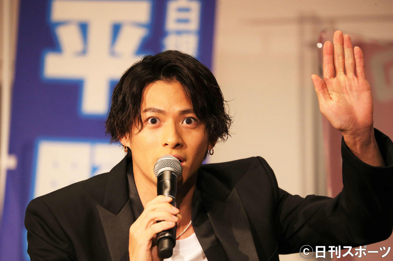 映画「かぐや様は告らせたいファイナル」の舞台あいさつで「かぐや様愛」を語る平野紫耀（撮影・勝部晃多）
