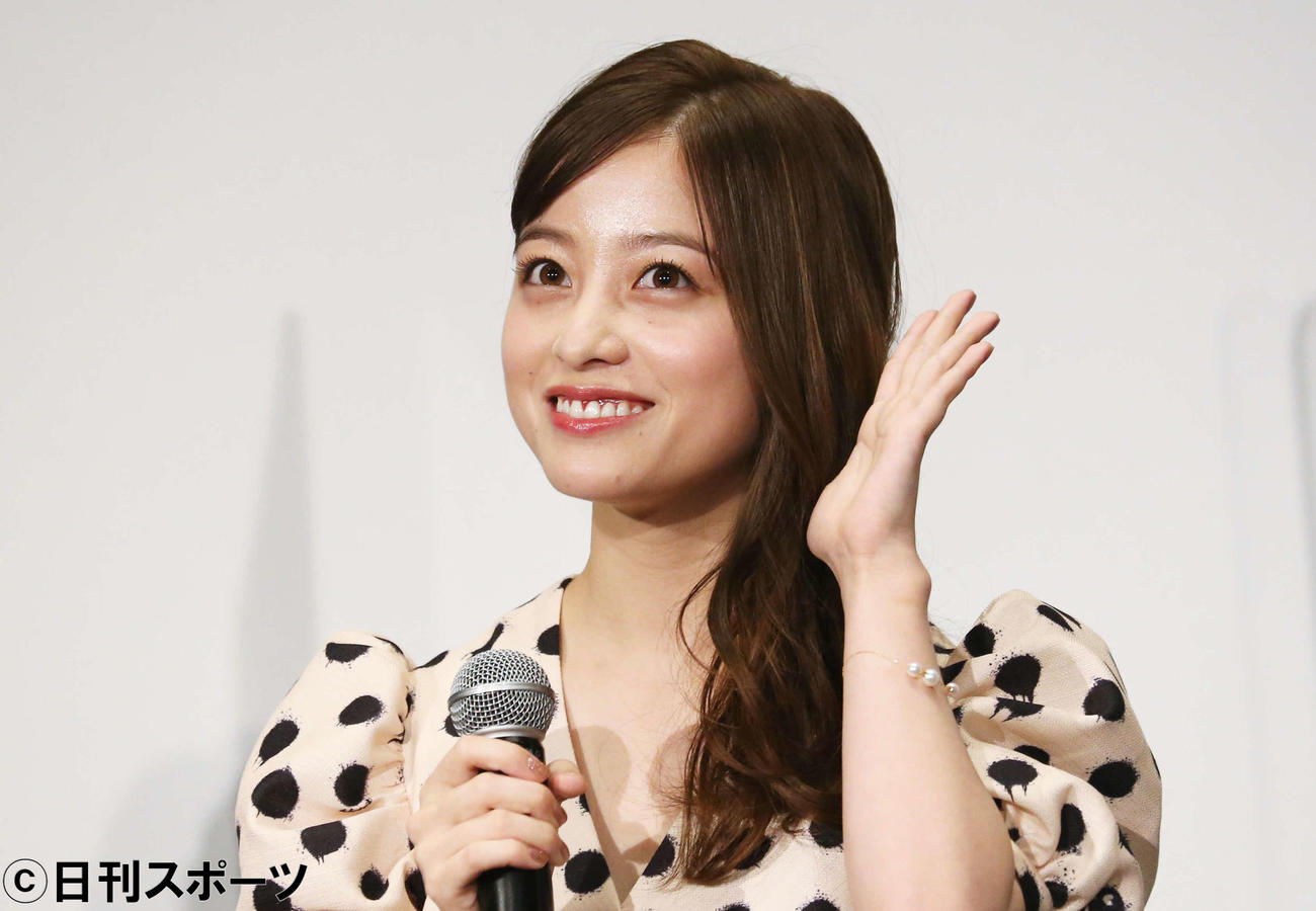 映画「かぐや様は告らせたいファイナル」の舞台あいさつで笑顔を見せる橋本環奈（撮影・勝部晃多）