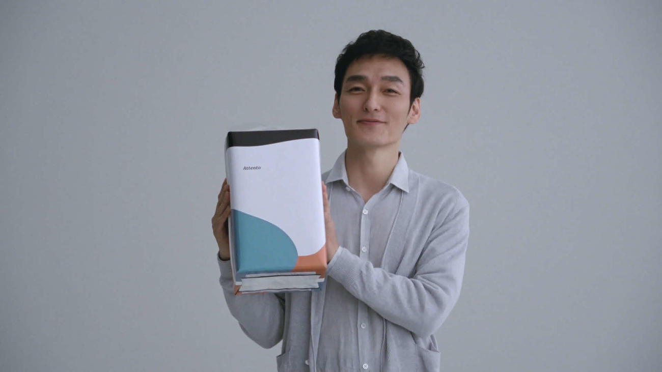 「アテント」かくさないパッケージを紹介するCMに出演する草なぎ剛