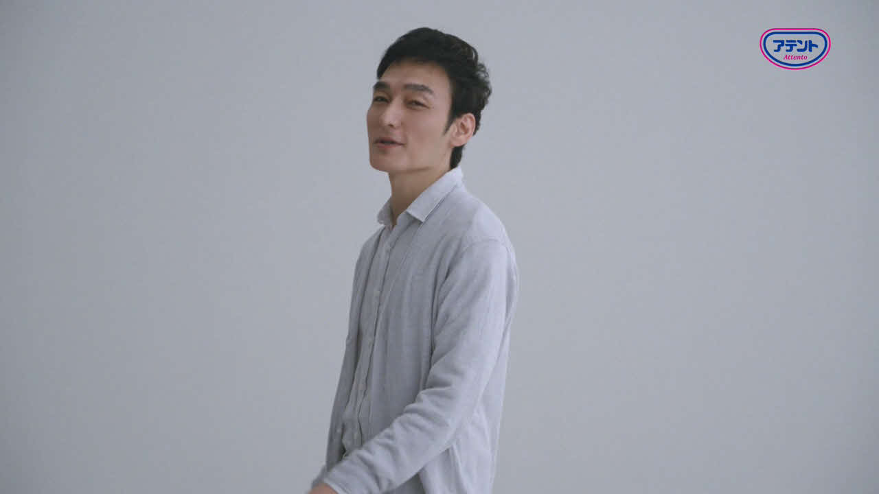 「アテント」かくさないパッケージを紹介するCMに出演する草なぎ剛