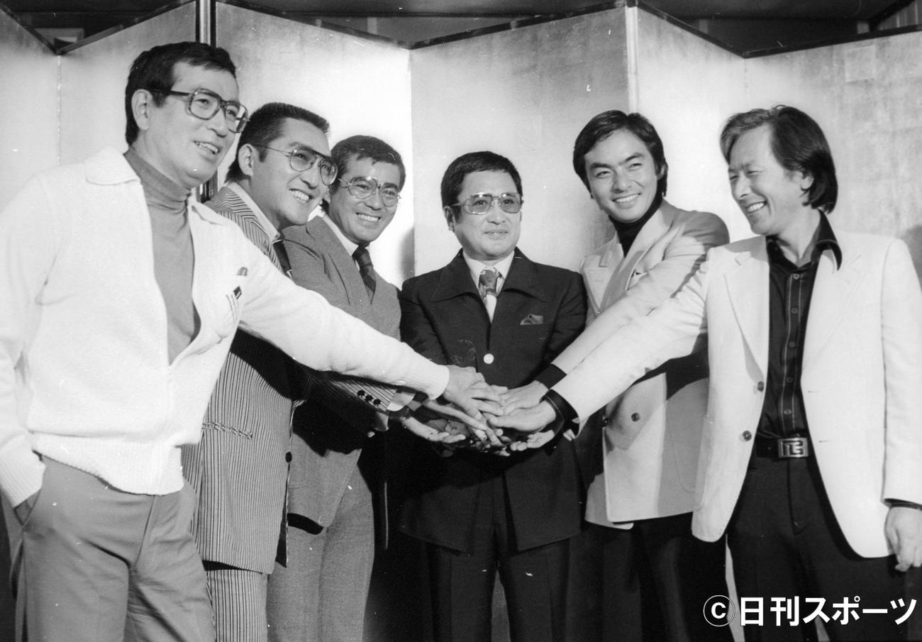 77年10月、「柳生一族の陰謀」製作発表で笑顔を見せる千葉真一さん（左から3人目）ら