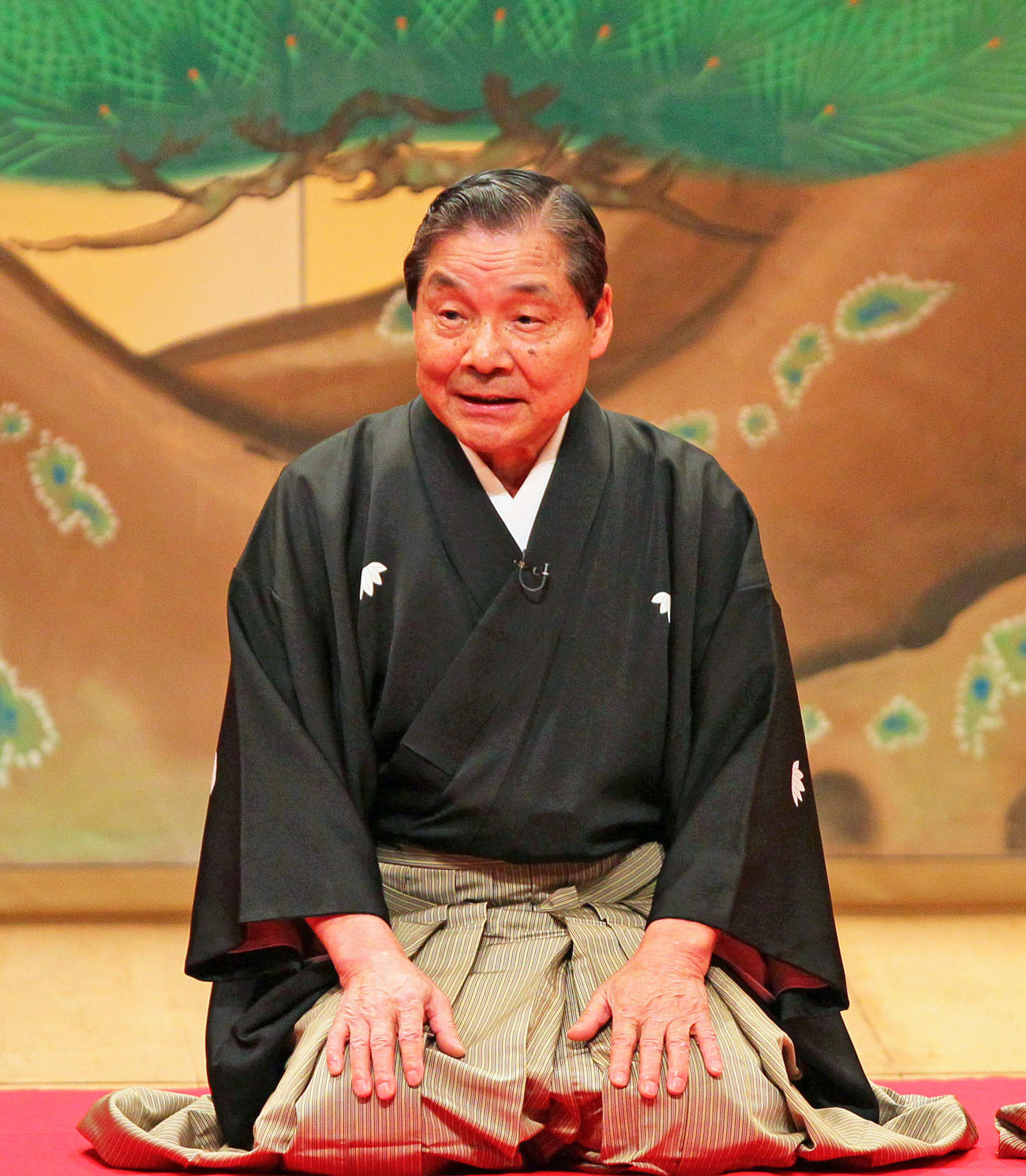 10年4月、第1回上方落語まつりinミナミの口上に臨む笑福亭仁鶴さん