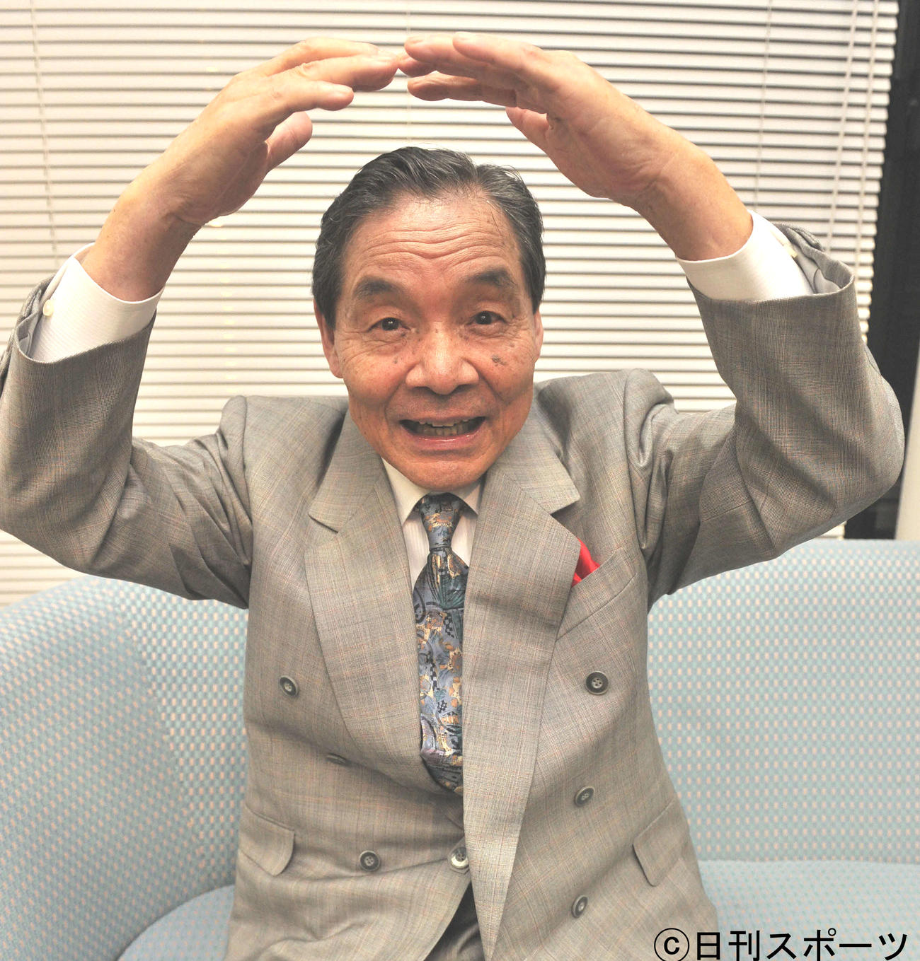 12年11月、インタビューで丸ポーズを決める笑福亭仁鶴さん