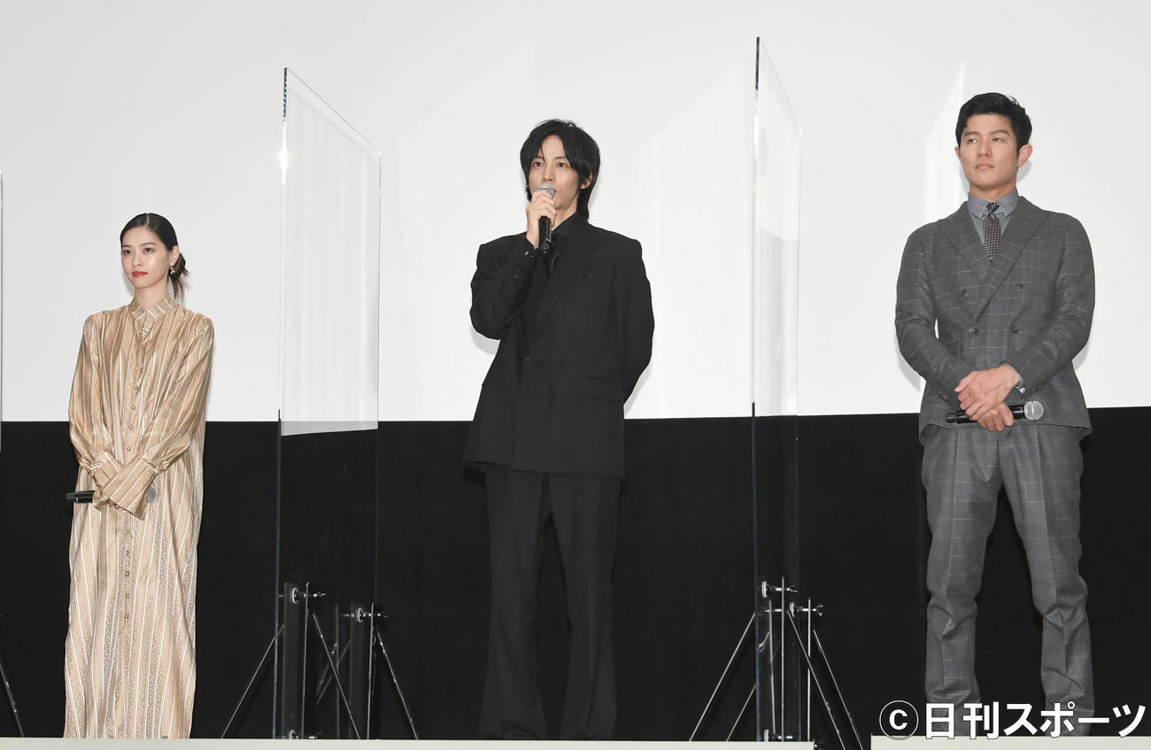 映画「孤狼の血・2」の公開記念イベントで、あいさつする松坂桃李、左は西野七瀬、右は鈴木亮平（撮影・酒井清司）