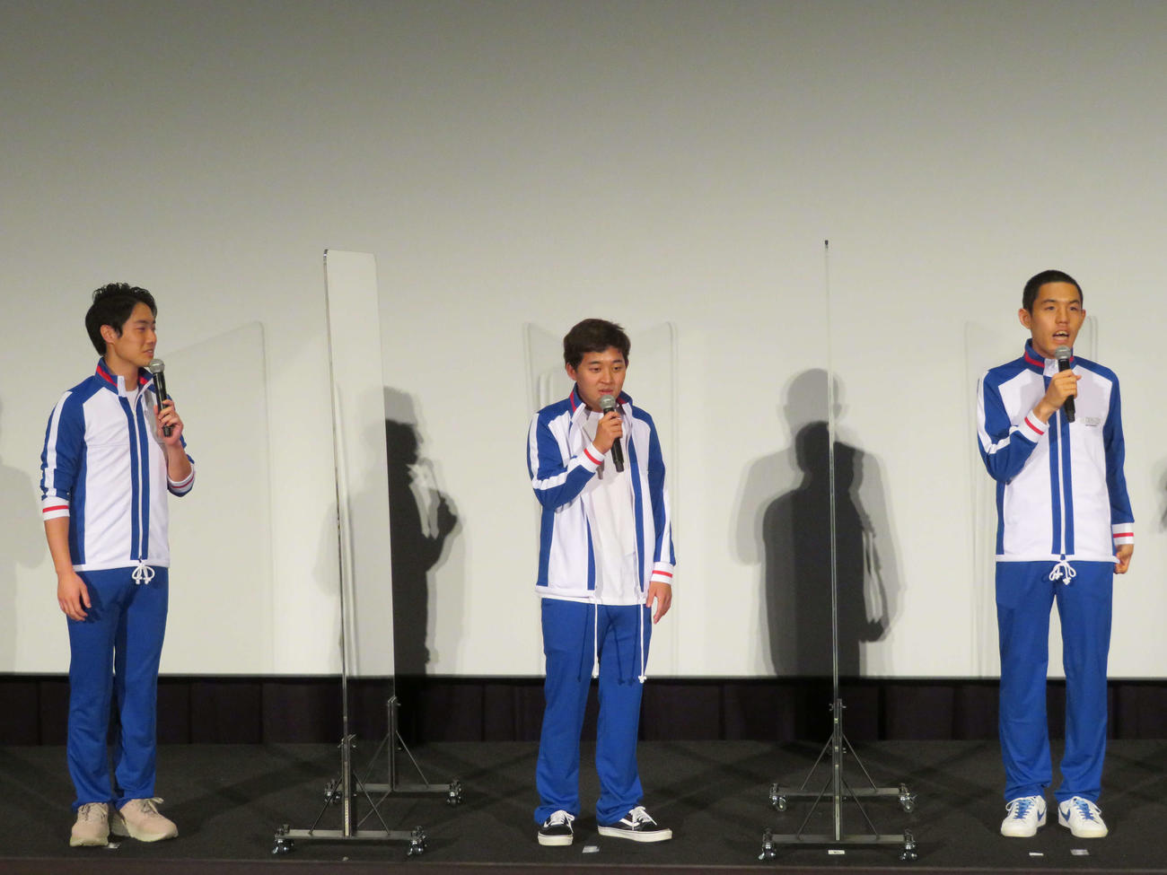 映画「リョーマ！　The Prince of Tennis　新生劇場版テニスの王子様」の完成披露舞台あいさつに登壇した左から石橋遼大、後藤拓実、都築拓紀（撮影・三須佳夏）