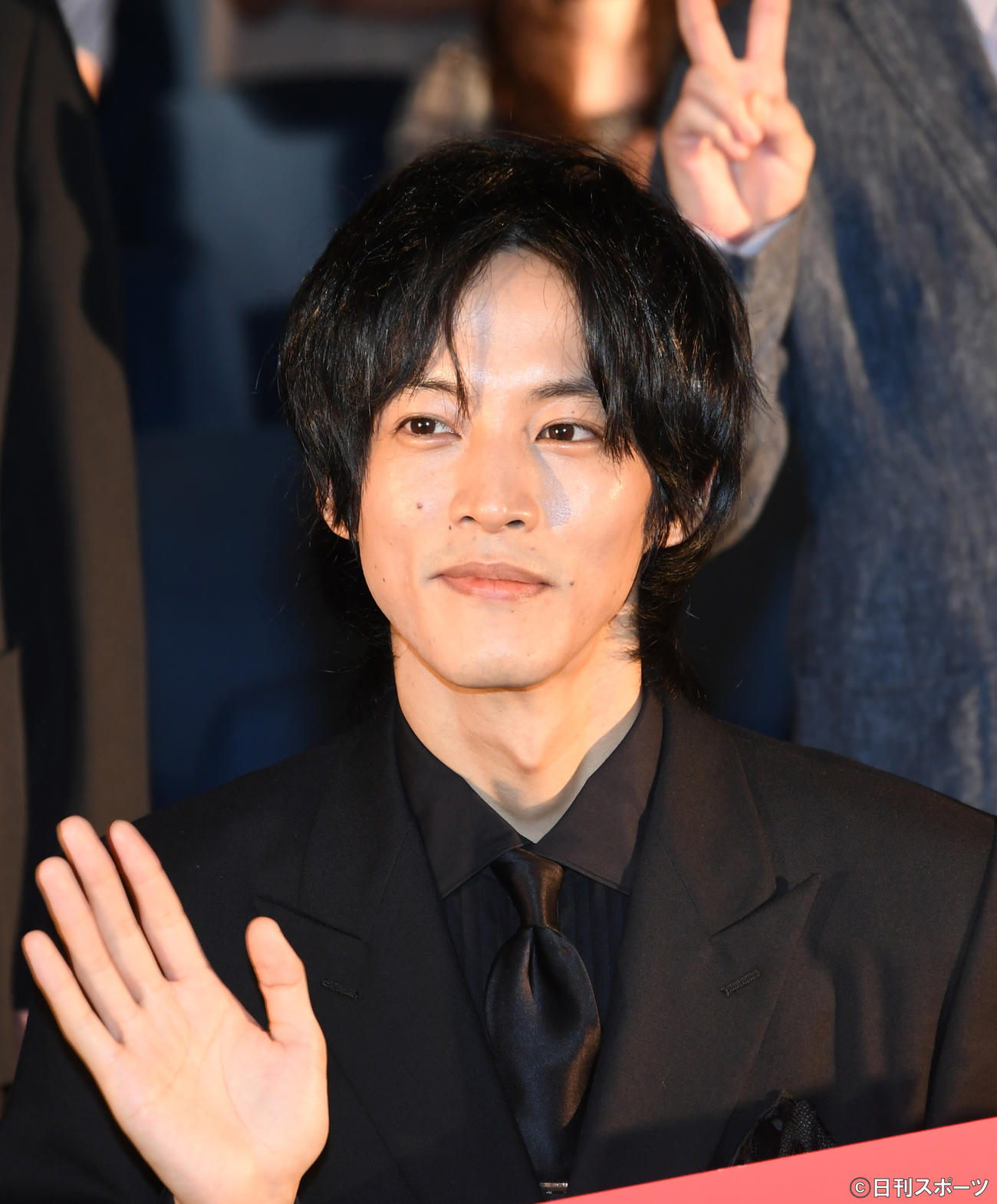 映画「孤狼の血・2」の公開記念イベントで、手を振る松坂桃李（撮影・酒井清司）
