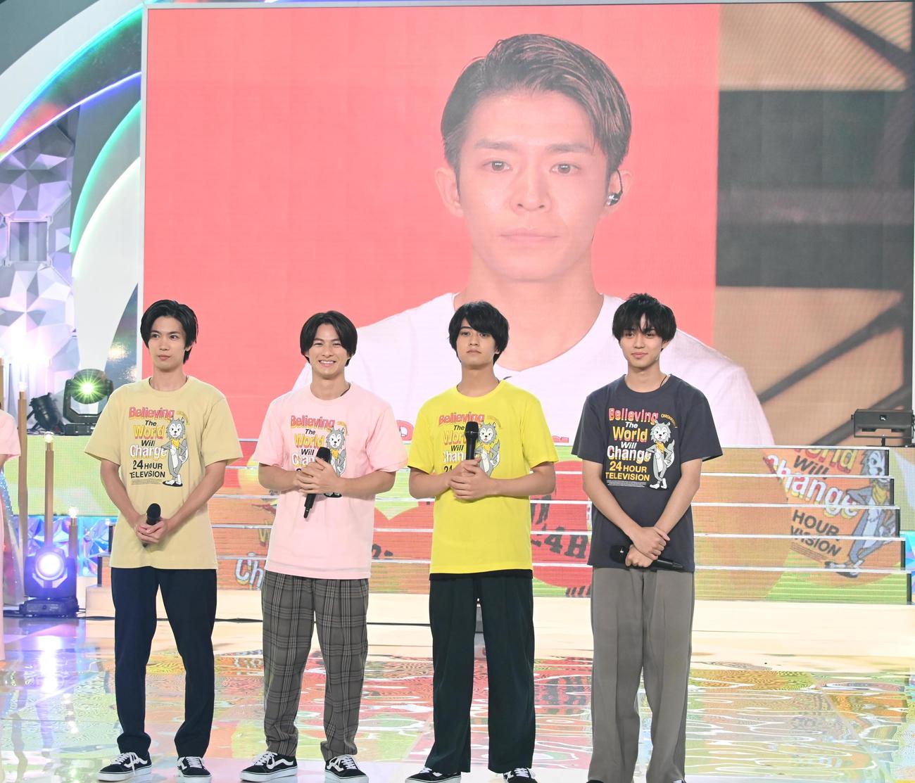 日本テレビ系「24時間テレビ　44」でメインパーソナリティーを務めるKing＆Prince。左から、神宮寺勇太、平野紫耀、高橋海人、永瀬廉。後ろは募金リレー第1走者を務める岸優太