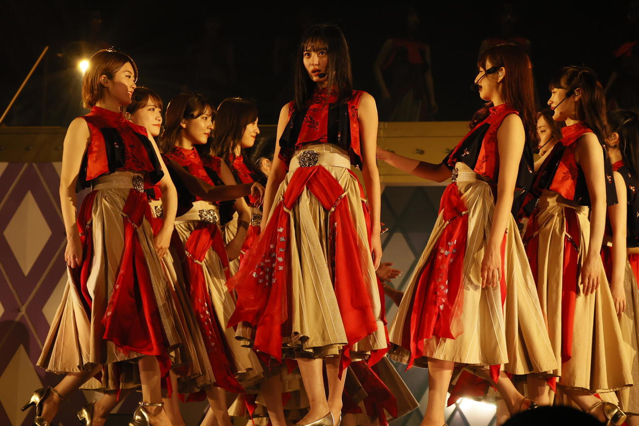 10周年メモリアル公演を開催した乃木坂46。中央は遠藤さくら