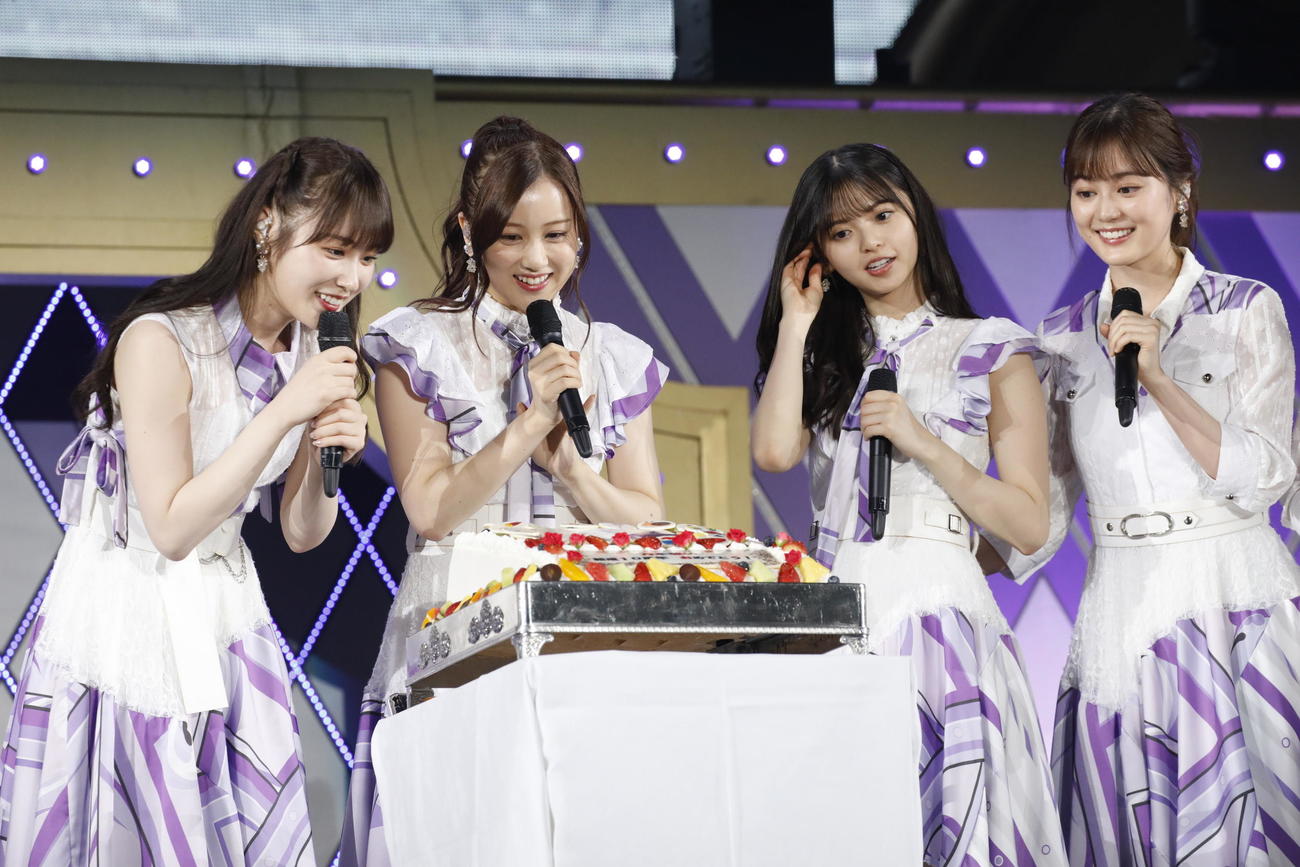 10周年メモリアル公演を開催した乃木坂46。左から高山一実、星野みなみ、齋藤飛鳥、生田絵梨花
