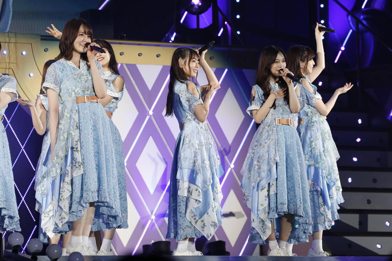 10周年メモリアル公演を開催した乃木坂46。手前左から山崎怜奈、北野日奈子、寺田蘭世
