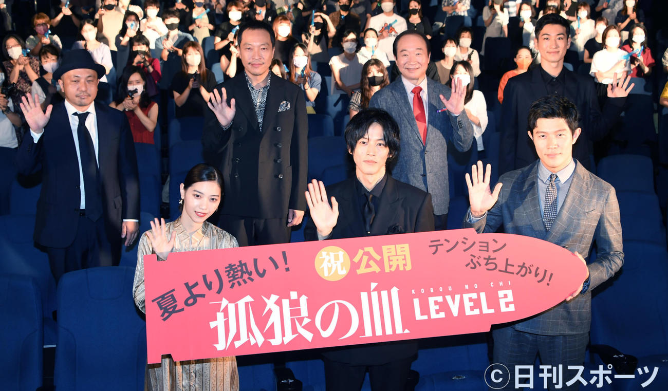 公開記念イベントで記念撮影する、前列左から西野七瀬、松坂桃李、鈴木亮平、後列左から白石和彌監督、音尾琢真、中村梅雀、小栗基裕（撮影・酒井清司）