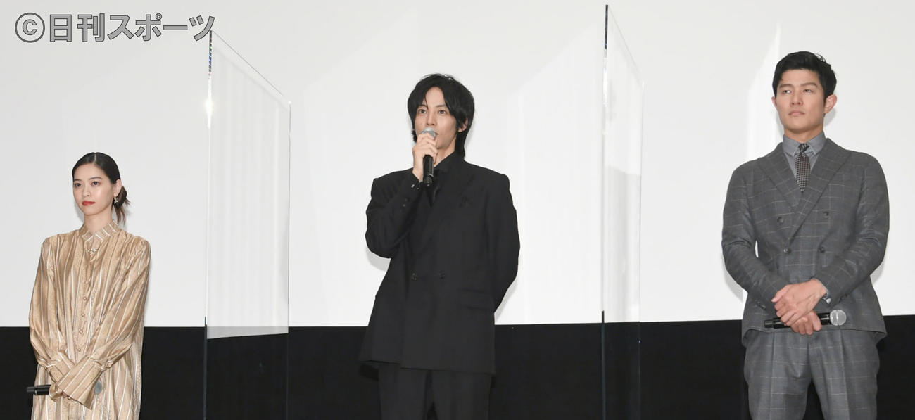 公開記念イベントで、あいさつする松坂桃李、左は西野七瀬、右は鈴木亮平（撮影・酒井清司）