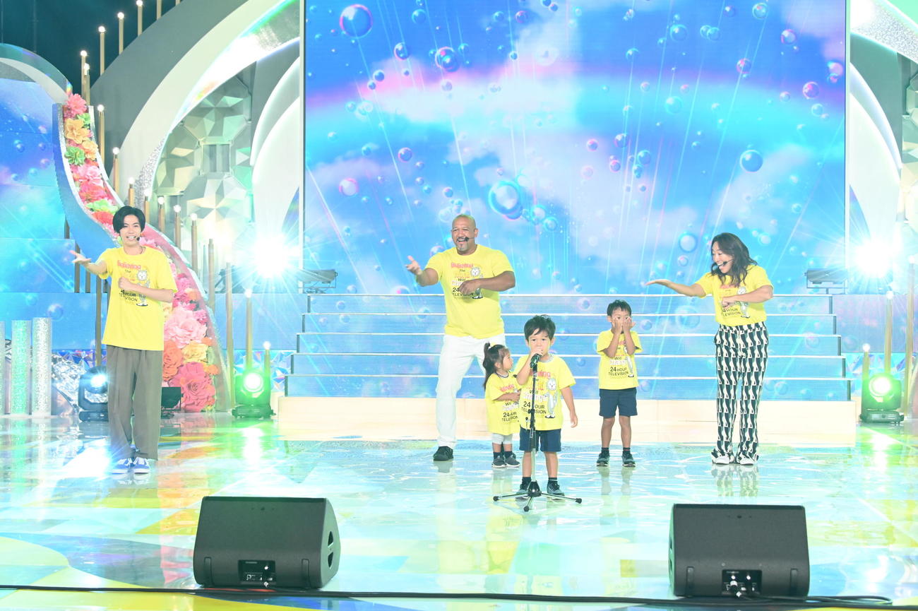 日本テレビ系「24時間テレビ　44」Foorinの「パプリカ」を披露したKing＆Prince神宮寺勇太（左）と、元横浜DeNA監督・アレックス・ラミレス氏一家