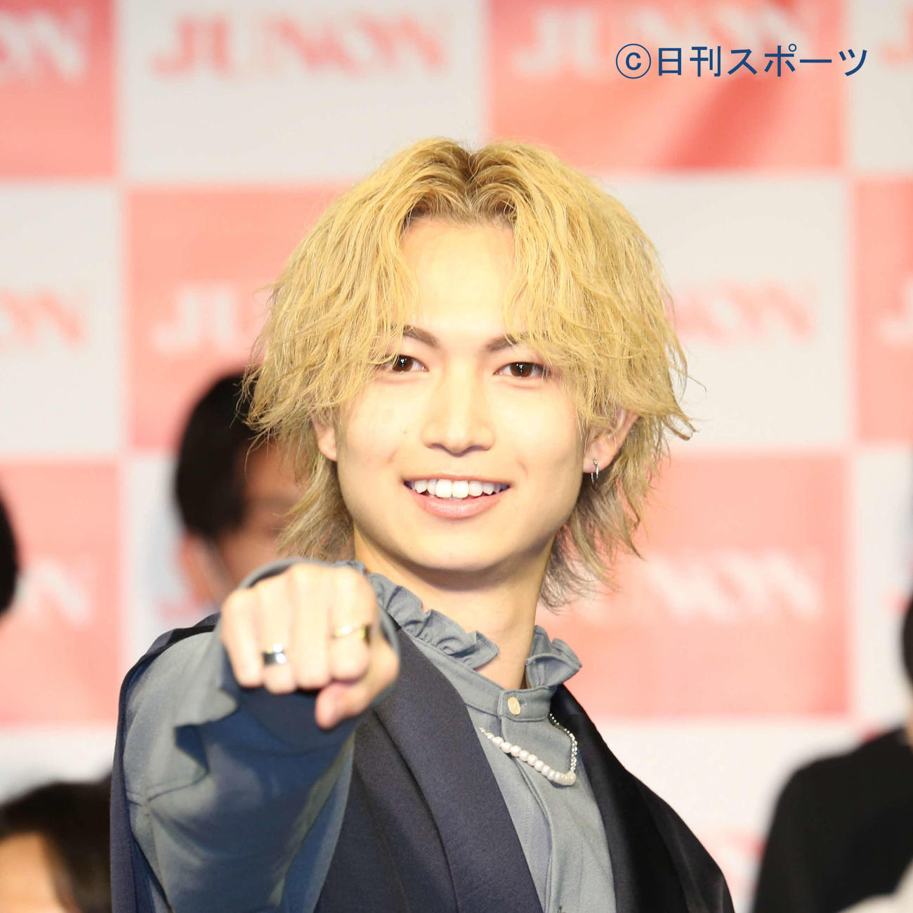 「第34回　ジュノン・スーパーボーイ・コンテスト　BEST35お披露目記者会見」でポーズを取る綱啓永（撮影・勝部晃多）