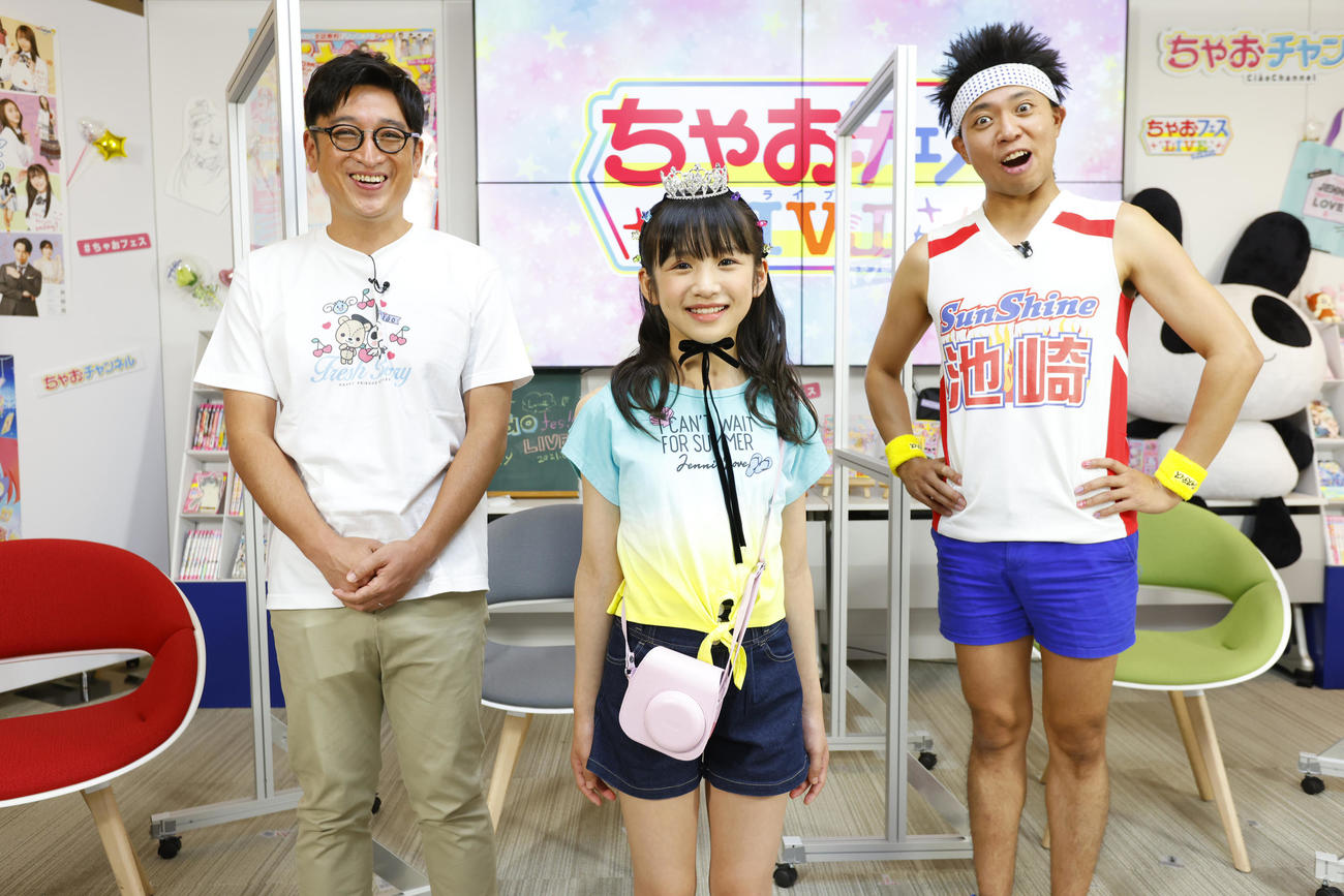 グランプリに輝いた中江ほのさん（中央）。左は森ハヤシ、右はサンシャイン池崎