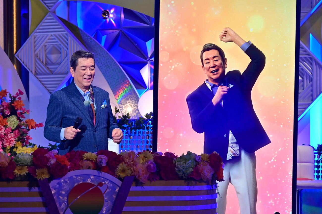 日本テレビ系「24時間テレビ　44」の「病から復活…加山雄三の挑戦！AI技術で“バーチャル若大将”」で歌唱した加山雄三。右は“バーチャル若大将”