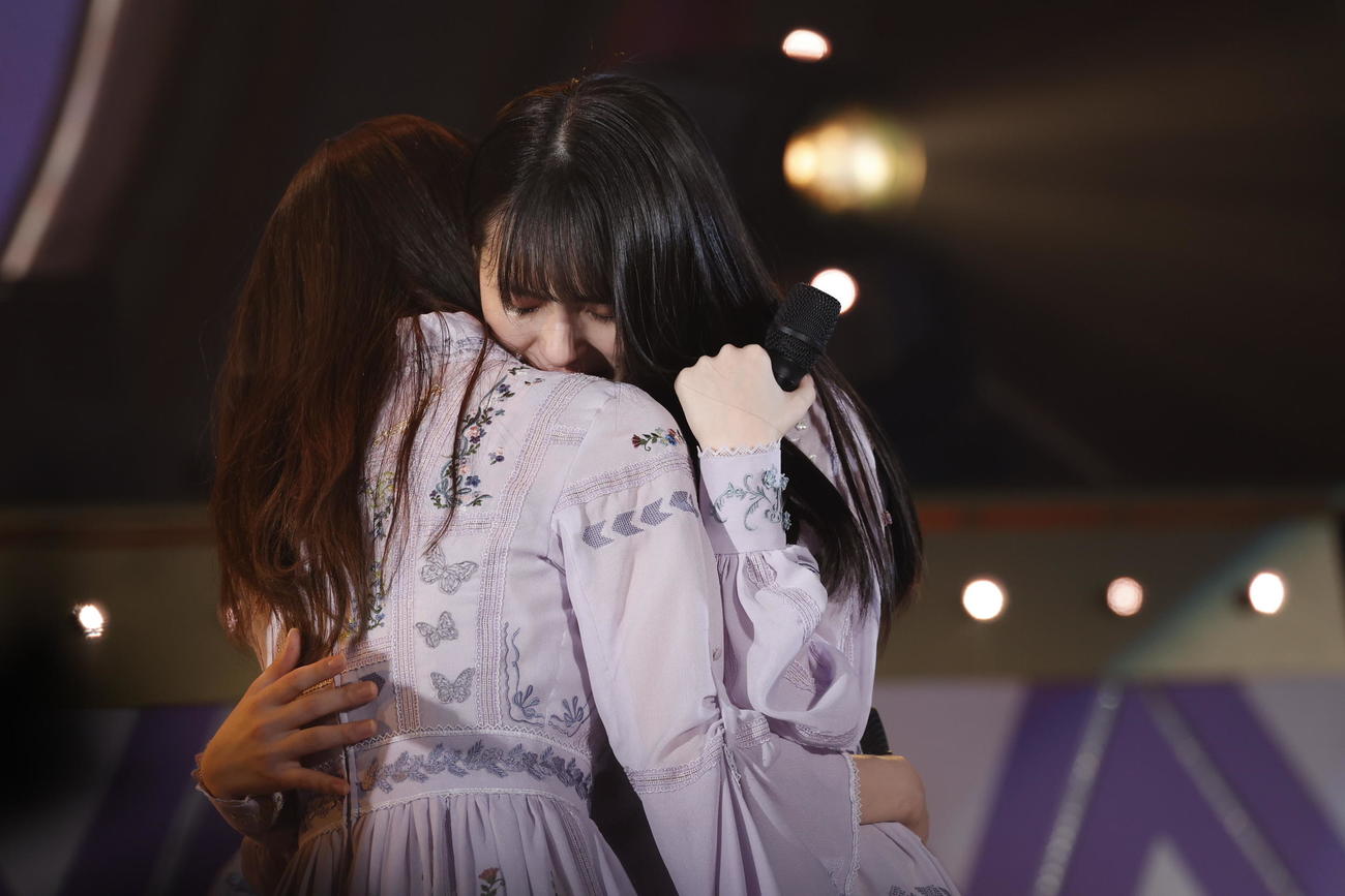 齋藤飛鳥（左）と抱き合って涙する大園桃子