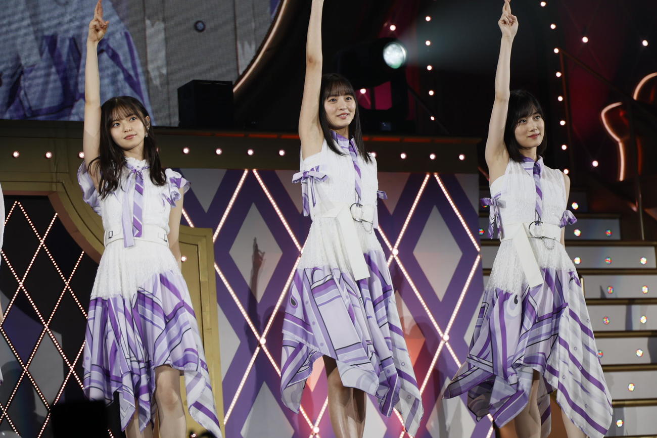全国ツアーで新曲「他人のそら似」を披露した乃木坂46。左から齋藤飛鳥、遠藤さくら、山下美月