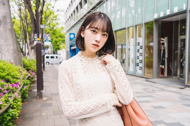 上品な白レースのセットアップで、アンニュイな表情をみせる堀未央奈（「サレタガワのブルー」オフィシャルブログから）