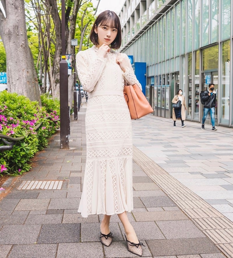 上品な白レースのセットアップで、アンニュイな表情をみせる堀未央奈（「サレタガワのブルー」オフィシャルブログから）