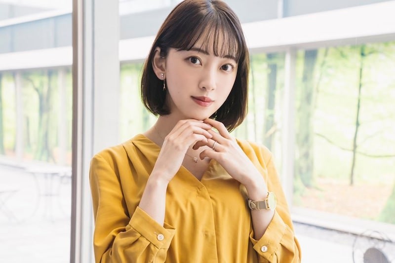 イエローの大人かわいいワンピース姿で笑顔をみせる堀未央奈（「サレタガワのブルー」オフィシャルブログから）
