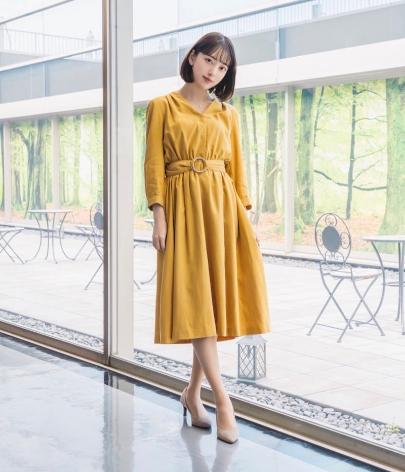イエローの大人かわいいワンピース姿で笑顔をみせる堀未央奈（「サレタガワのブルー」オフィシャルブログから）