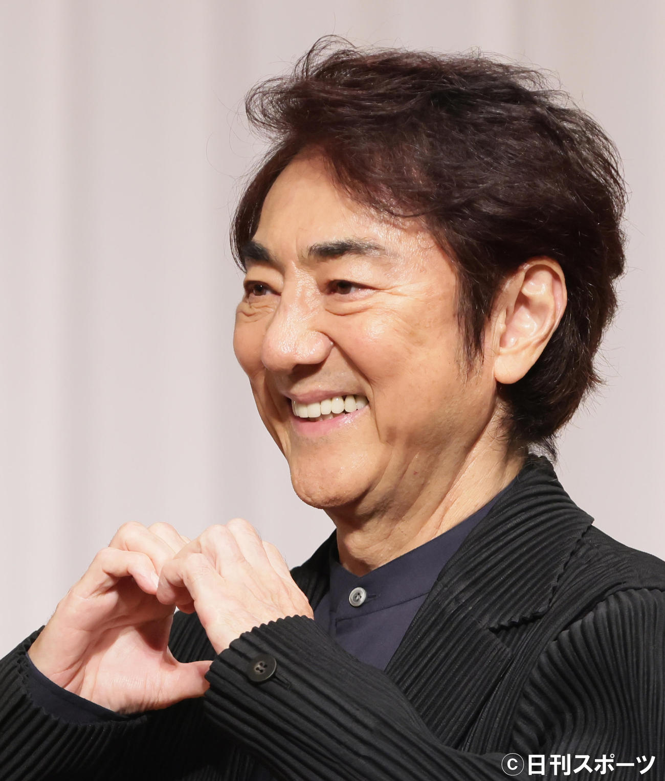笑顔でハートマークを作る市村正親（撮影・足立雅史）