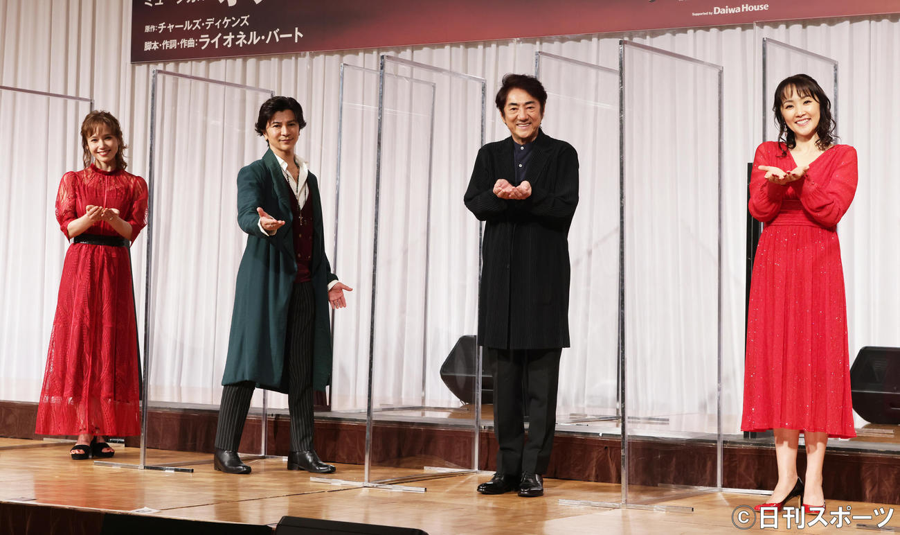 笑顔を見せる、左からソニン、武田真治、市村正親、濱田めぐみ（撮影・足立雅史）