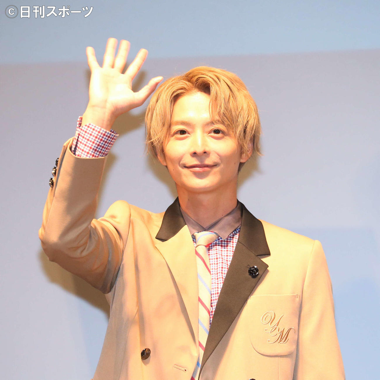 「映画　おかあさんといっしょ　ヘンテコ世界からの脱出！」プレミア上映会舞台あいさつで手を振る小池徹平（撮影・勝部晃多）
