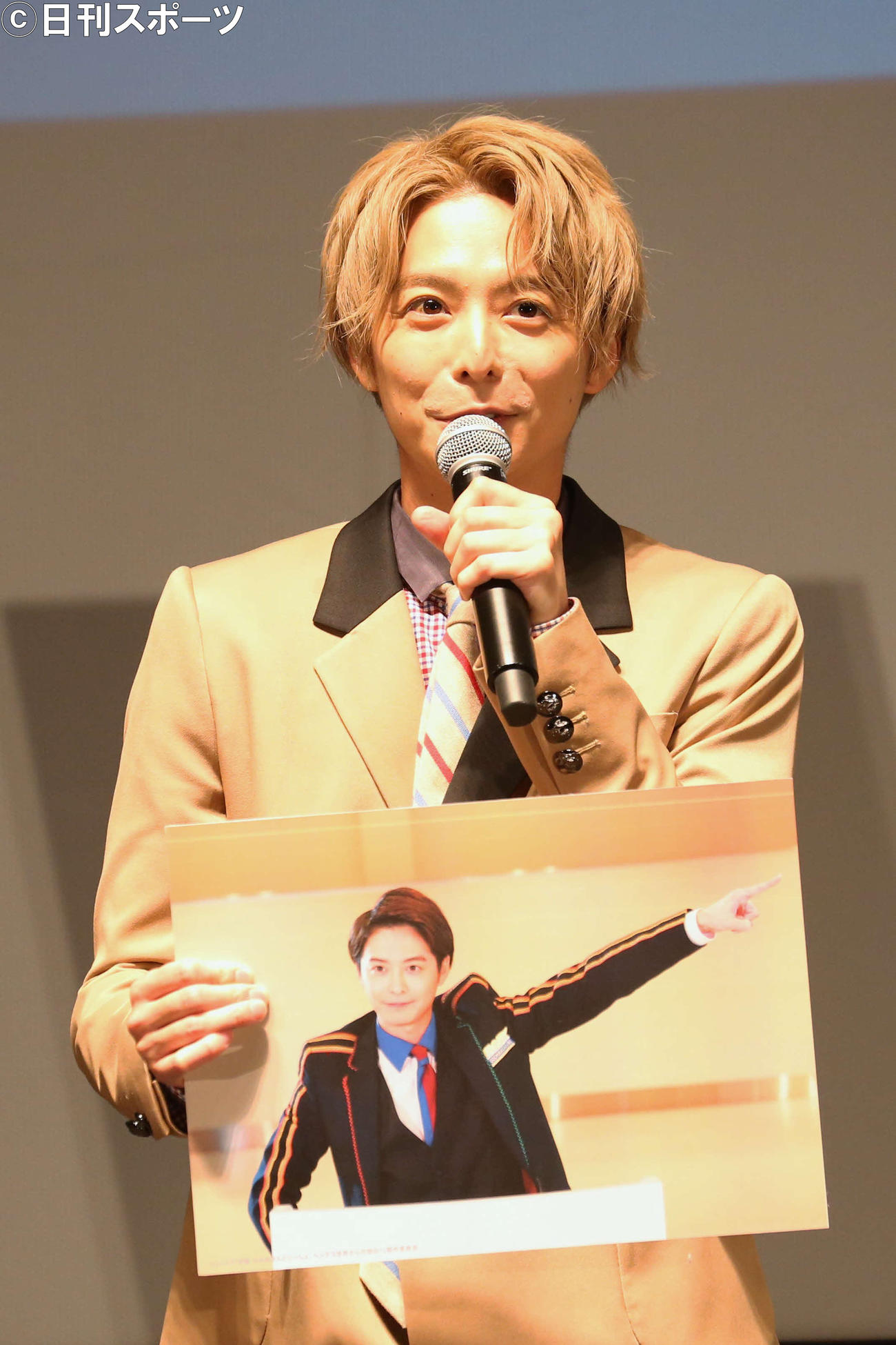 「映画　おかあさんといっしょ　ヘンテコ世界からの脱出！」プレミア上映会舞台あいさで、カードを片手に笑顔を見せる小池徹平（撮影・勝部晃多）