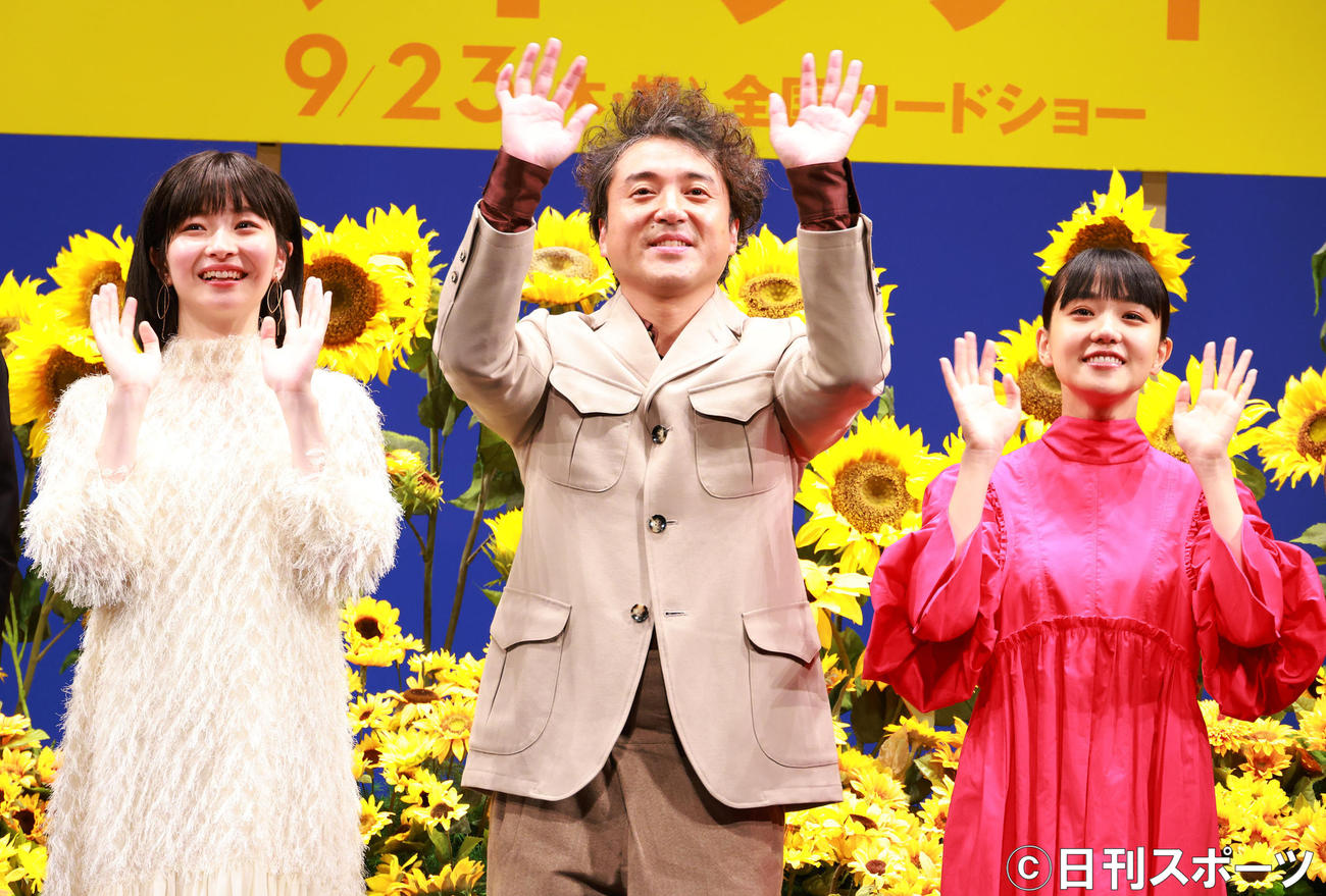 映画「マイ・ダディ」ジャパンプレミアイベントで記念撮影する、左から中田乃愛、ムロツヨシ、奈緒（撮影・中島郁夫）