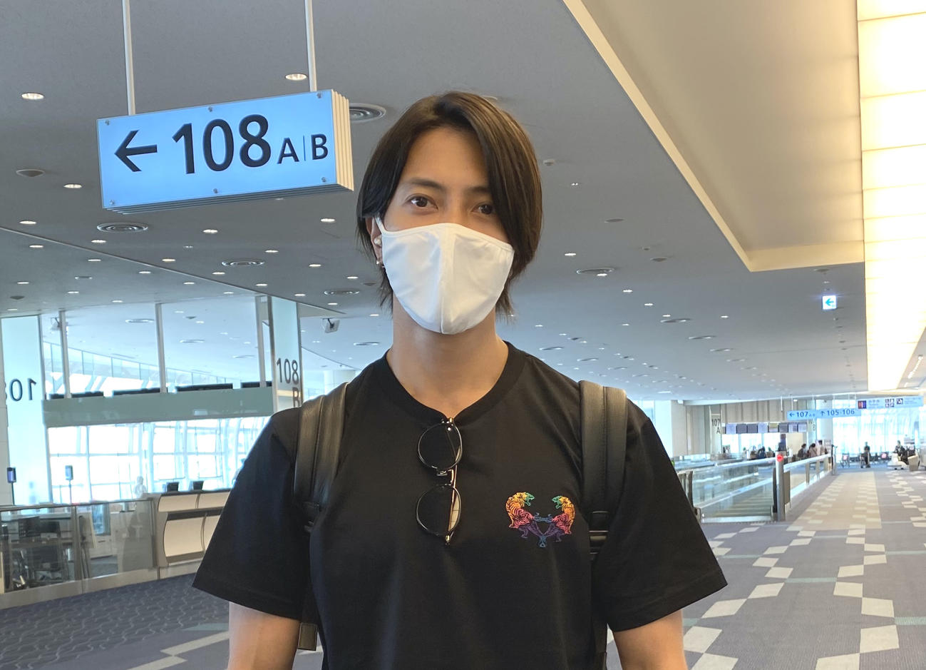空港からフランスに向かう山下智久
