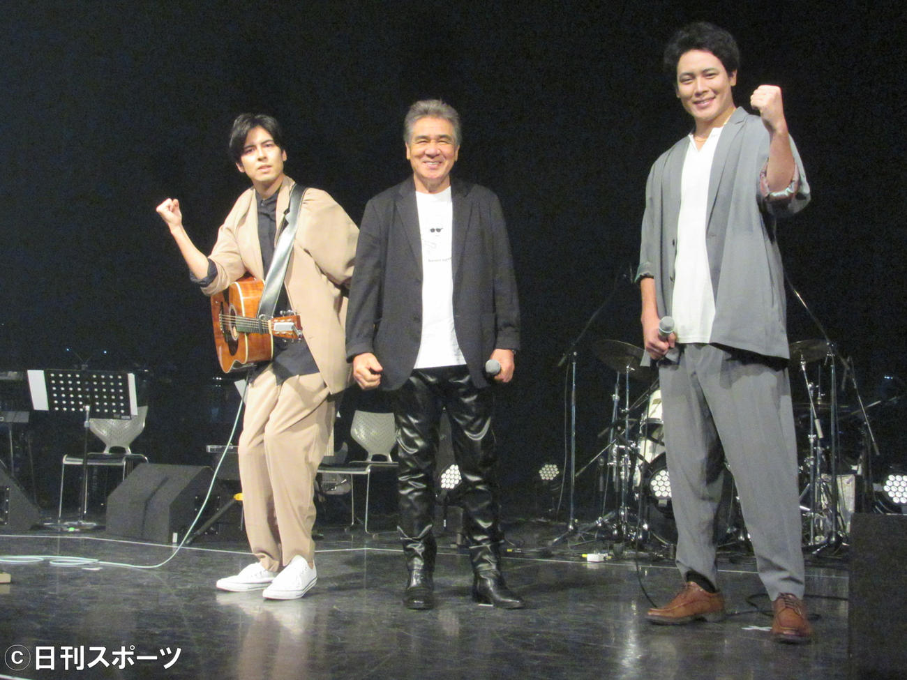 初の親子コンサートを行った鳥羽一郎（中央）と兄弟デュオ「竜徹日記」。左は長男木村竜蔵、右は次男木村徹二