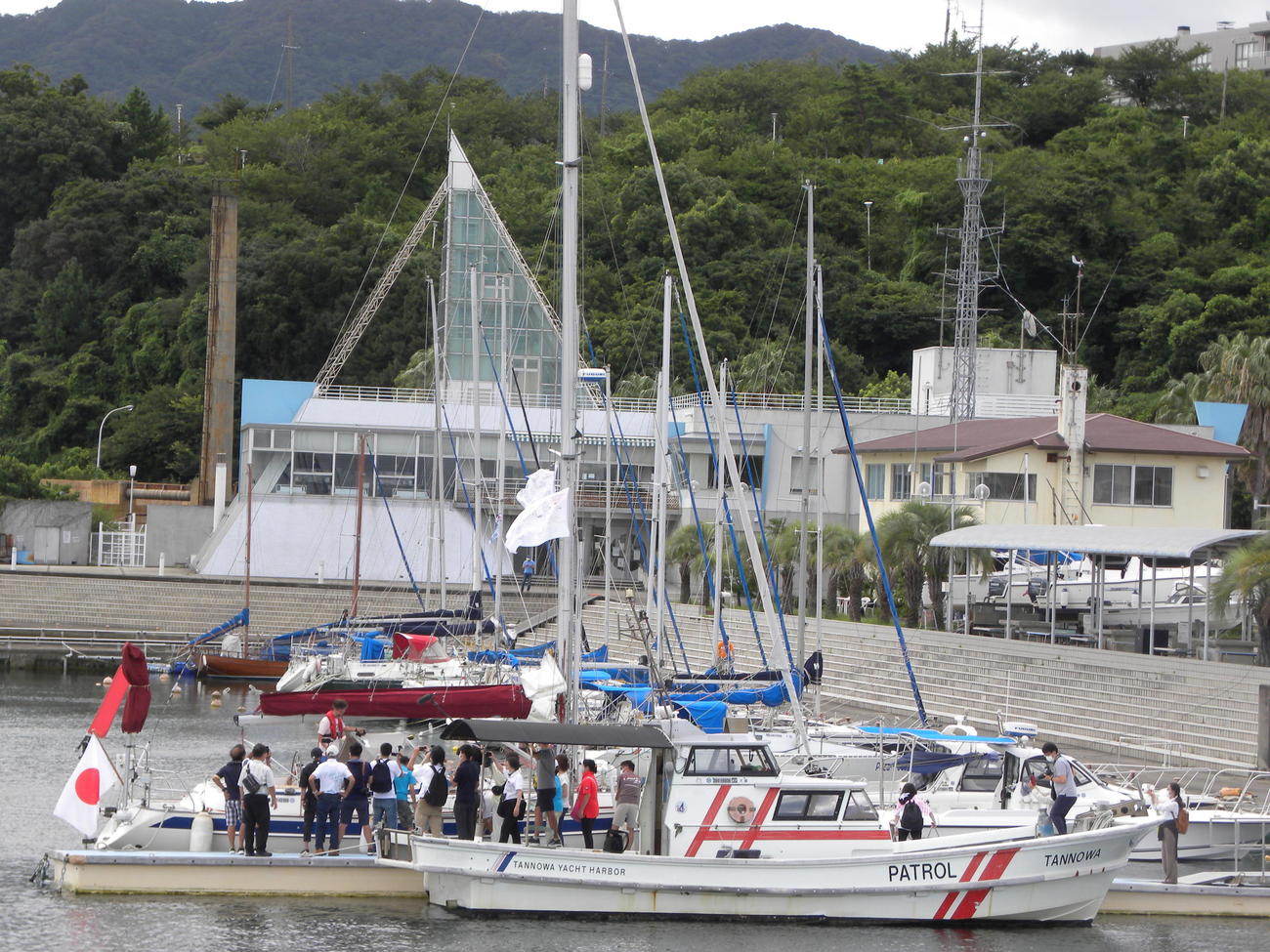 太平洋無寄港横断を終えて大阪・淡輪ヨットハーバーへ帰港した辛坊治郎氏（撮影・松本航）