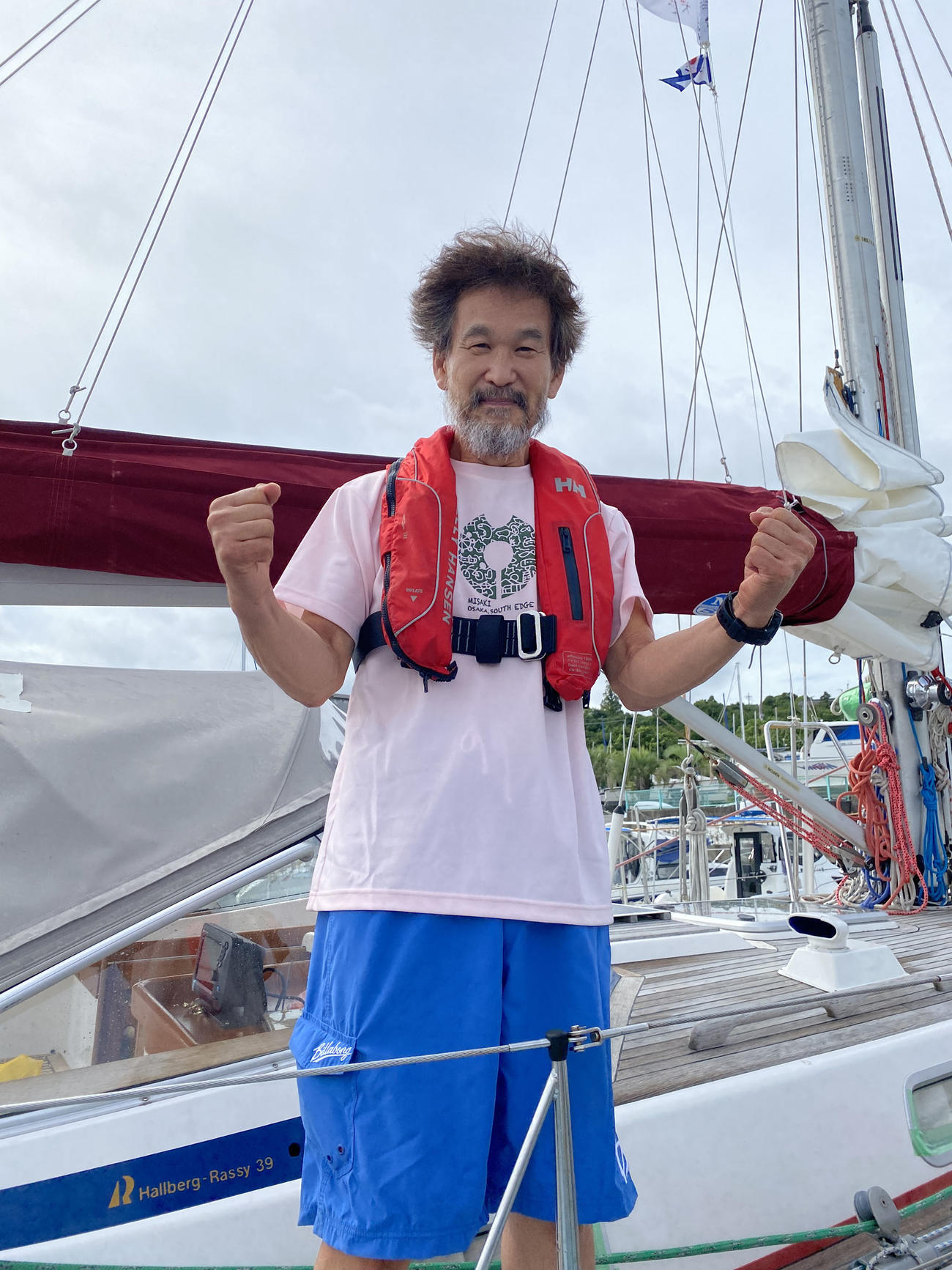 大阪の淡輪ヨットハーバーに到着し、ヨットでの太平洋往復横断に成功した辛坊治郎