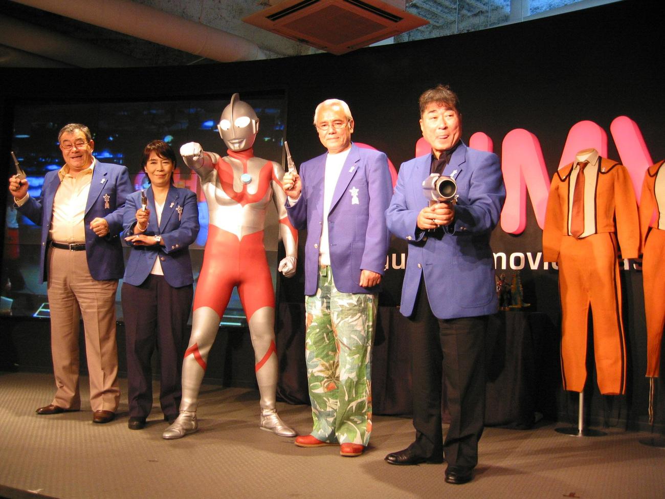初代ウルトラマンと、科学特捜隊の（左から）二瓶正也さん、桜井浩子、黒部進、毒蝮三太夫（05年6月撮影）