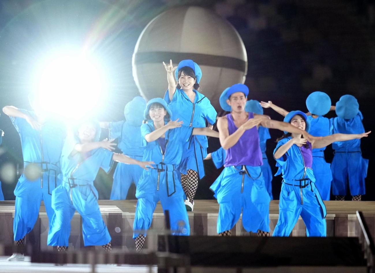 東京パラリンピック開会式に登場したはるな愛（中央）（共同）