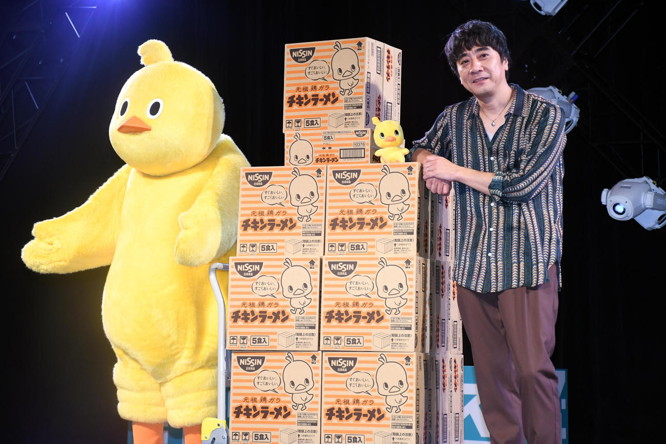 日清食品パワーステーションリブートでのオンラインライブを終えて「チキンラーメン」をプレゼントされ笑顔の山崎まさよし（撮影・大友陽平）