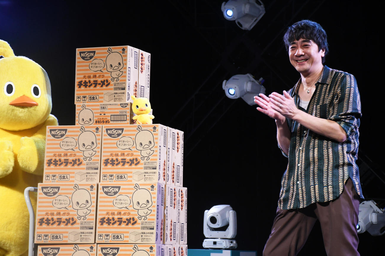 日清食品パワーステーションリブートでのオンラインライブを終えて「チキンラーメン」をプレゼントされ笑顔の山崎まさよし（撮影・大友陽平）